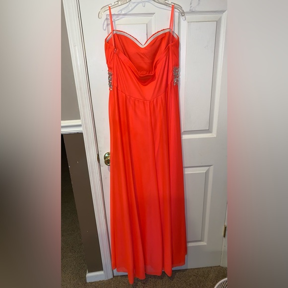 Prom dress in the color coral - Picture 2 of 2